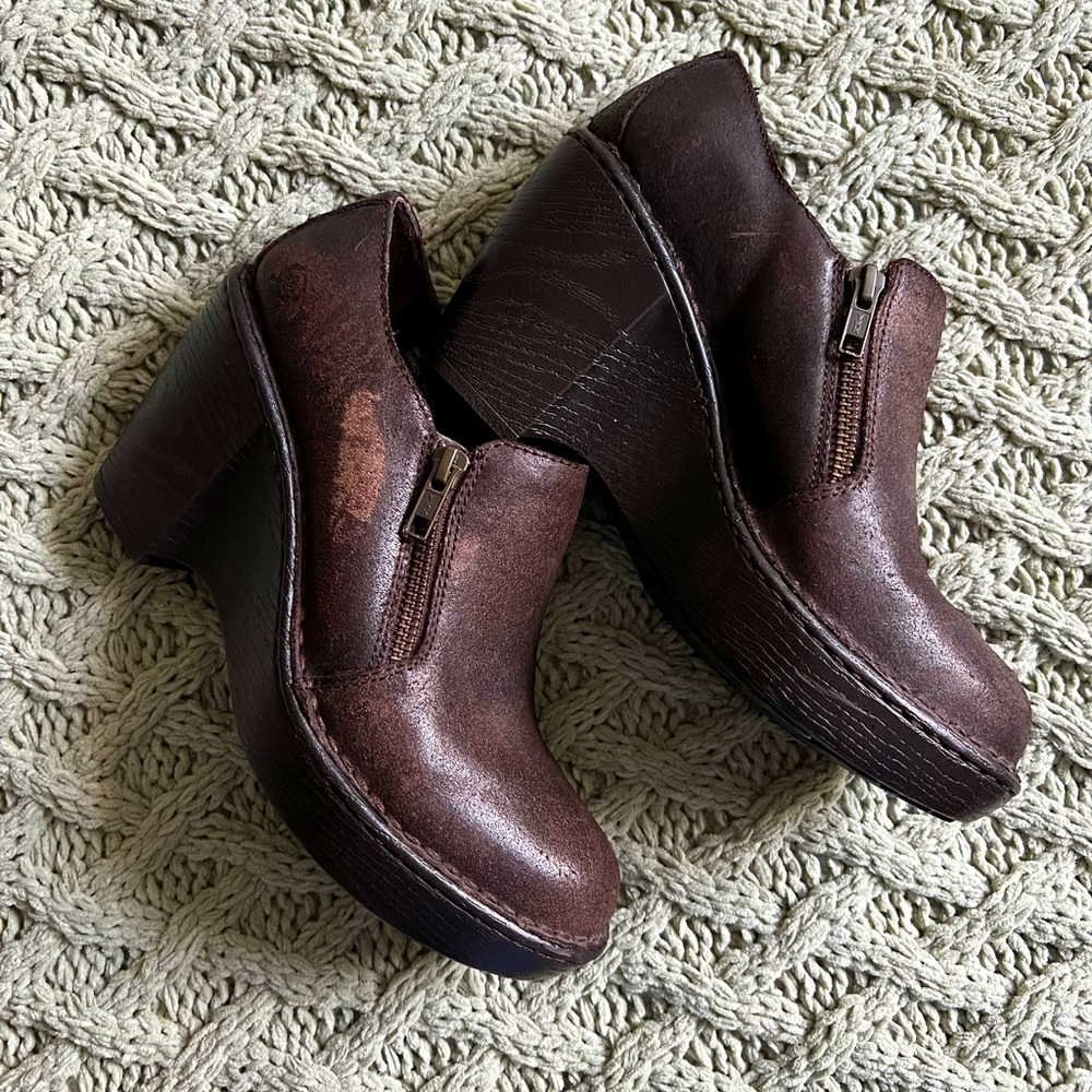Born Glover Clog. Brown Leather, size 8.